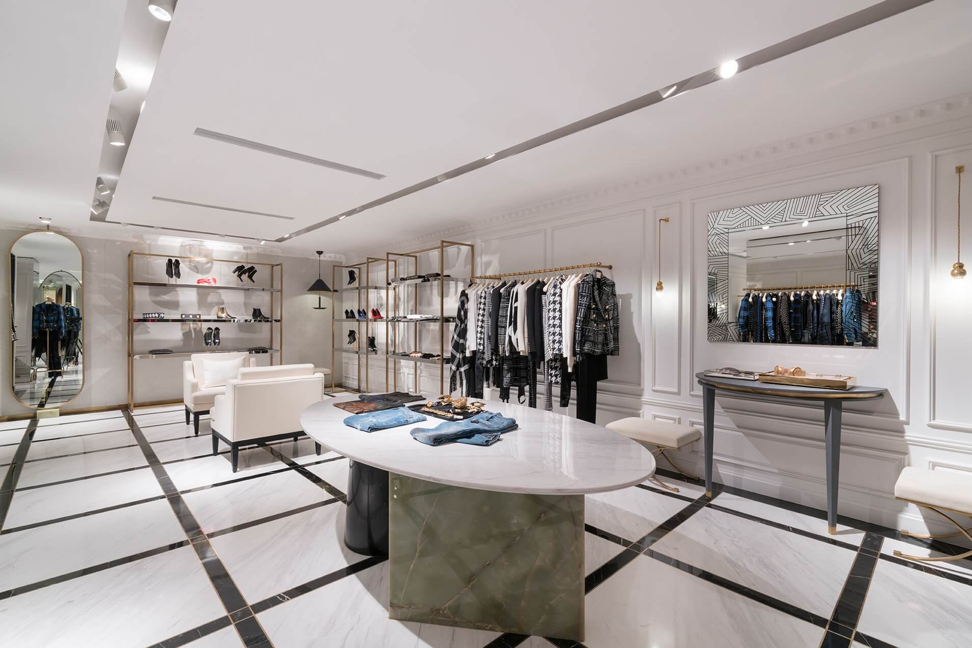 商場(chǎng)服裝店裝修實(shí)景圖片