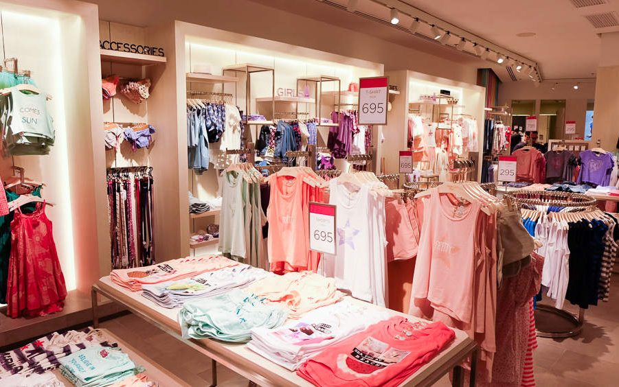 Mango兒童服裝店門(mén)頭一角