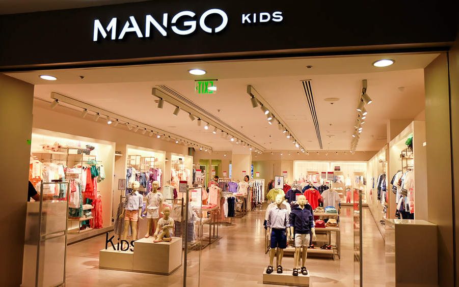 Mango兒童服裝店門(mén)頭