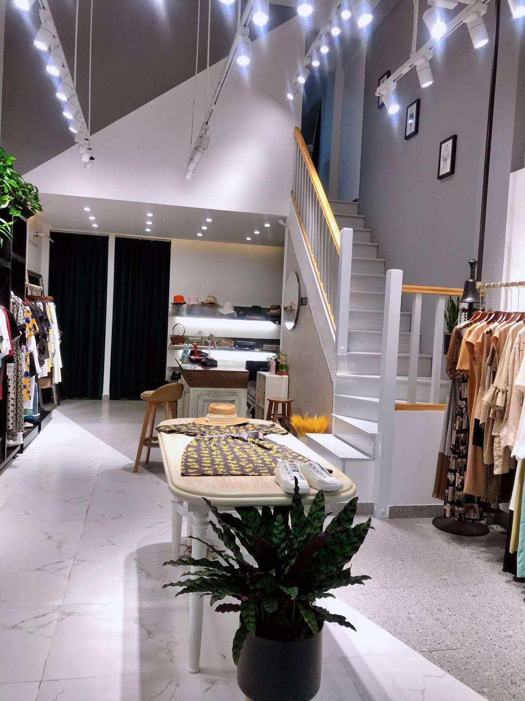 50°灰女裝店過(guò)道