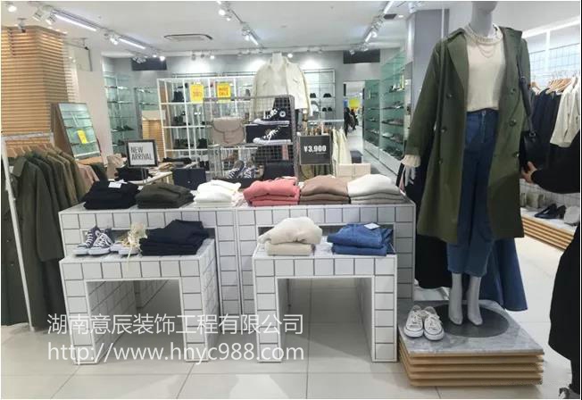 賞析服裝店裝修設計中島展桌設計