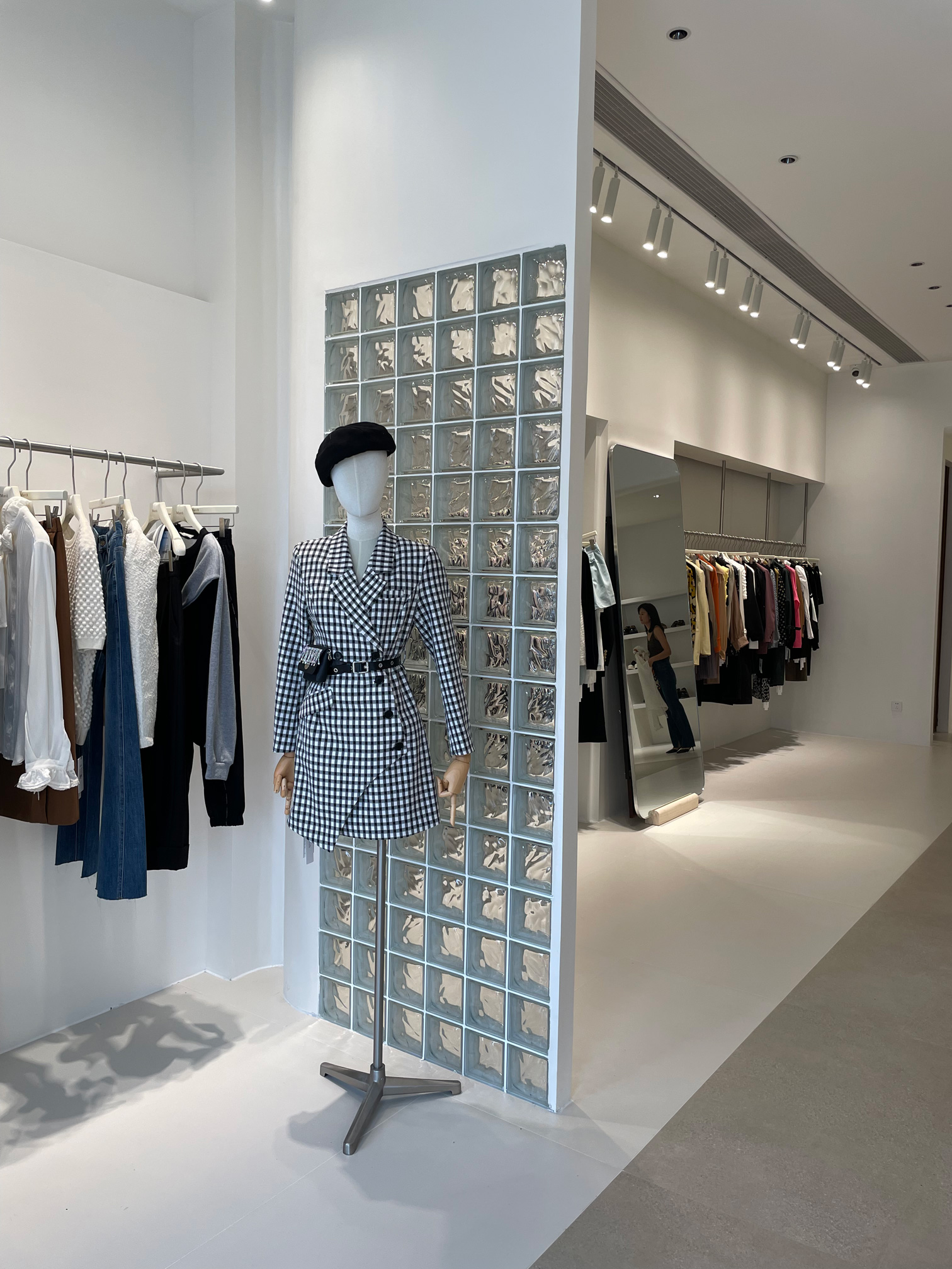 March服裝店模特展示1
