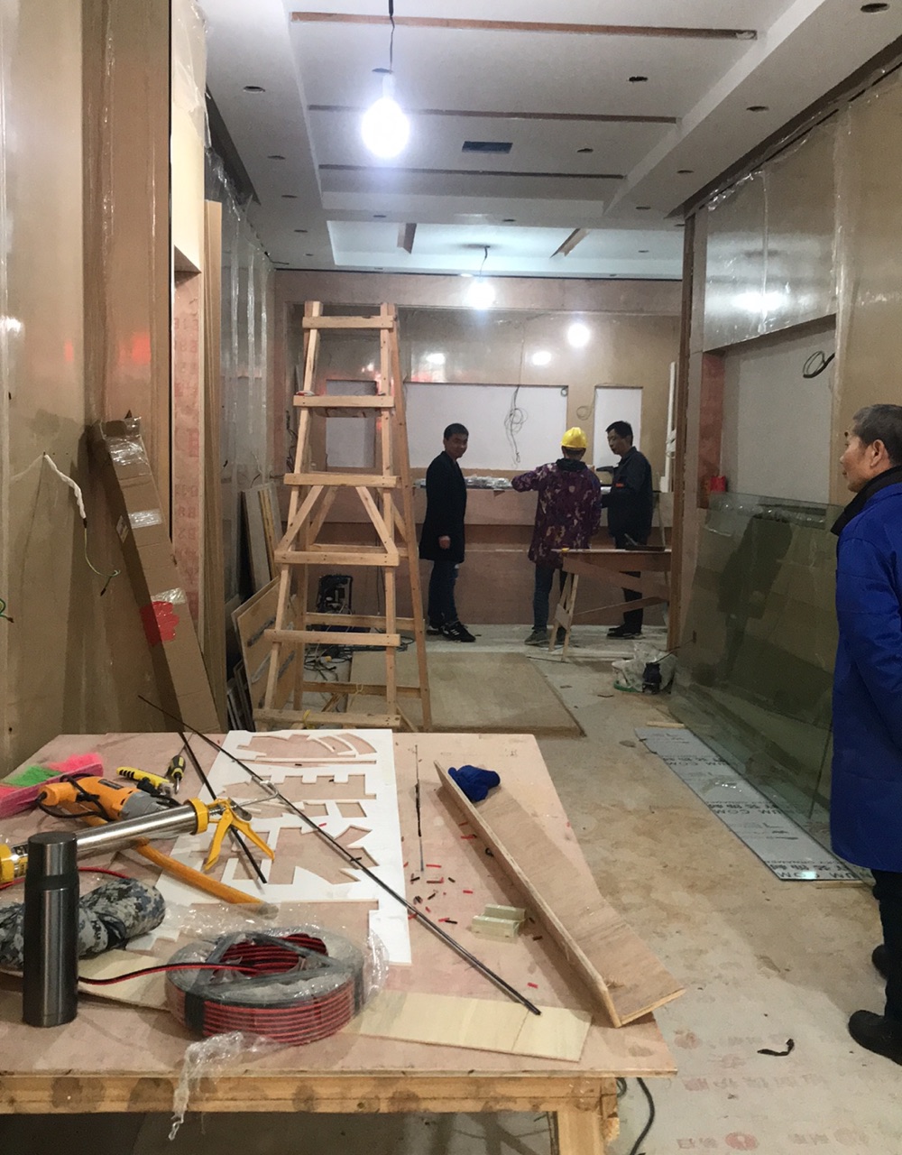 設計師工地交接中