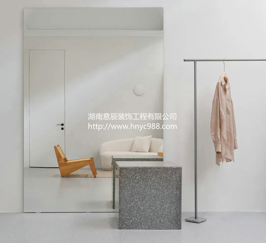 現代簡(jiǎn)約服裝店裝修